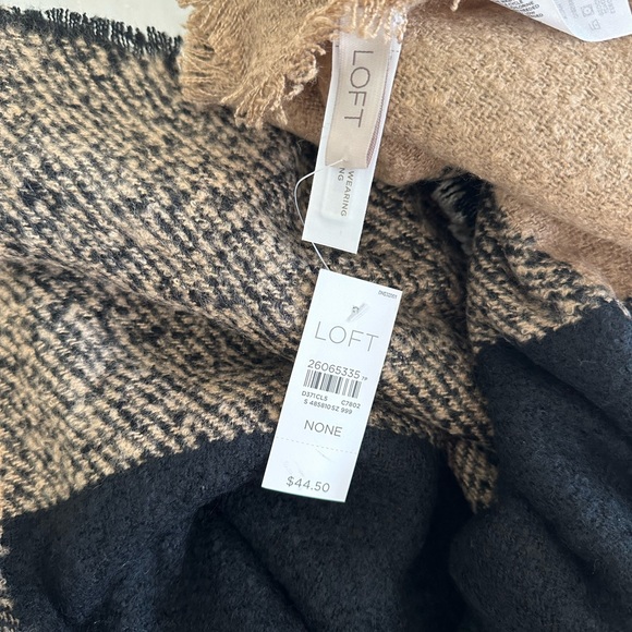 Such a pretty scarf/shawl! New! - Picture 1 of 4